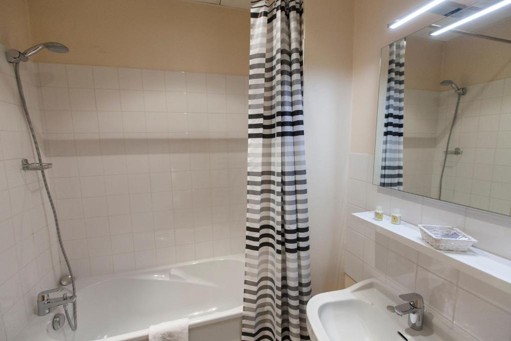 Le Corbeau Hotel Auxonne Quarto foto